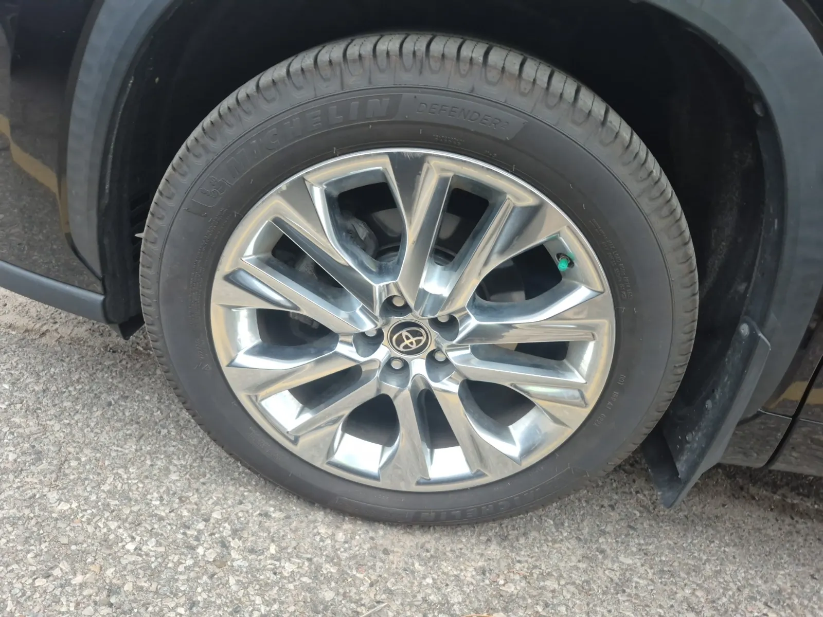 Front driver wheel/tire photo