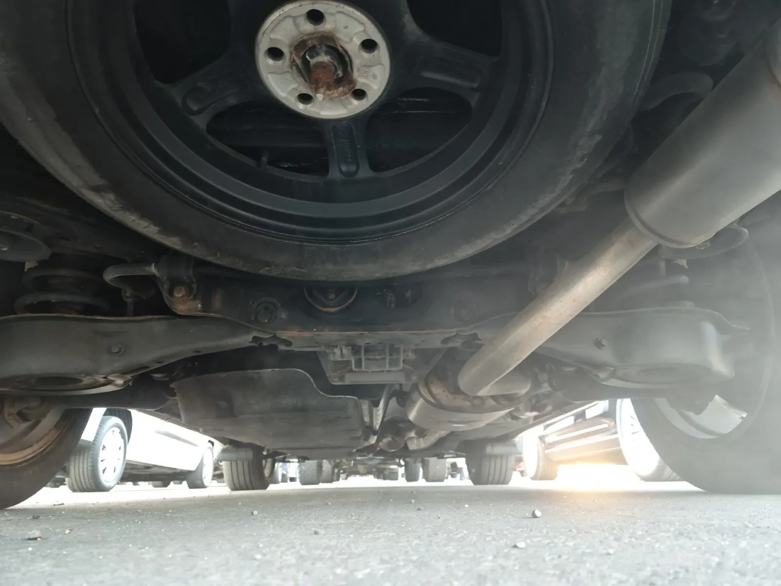 Undercarriage - Rear Photo