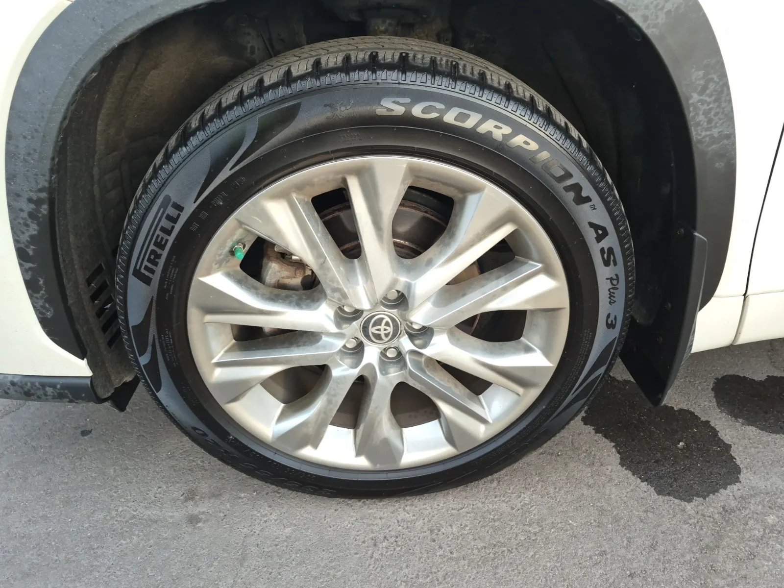 Front driver wheel/tire photo