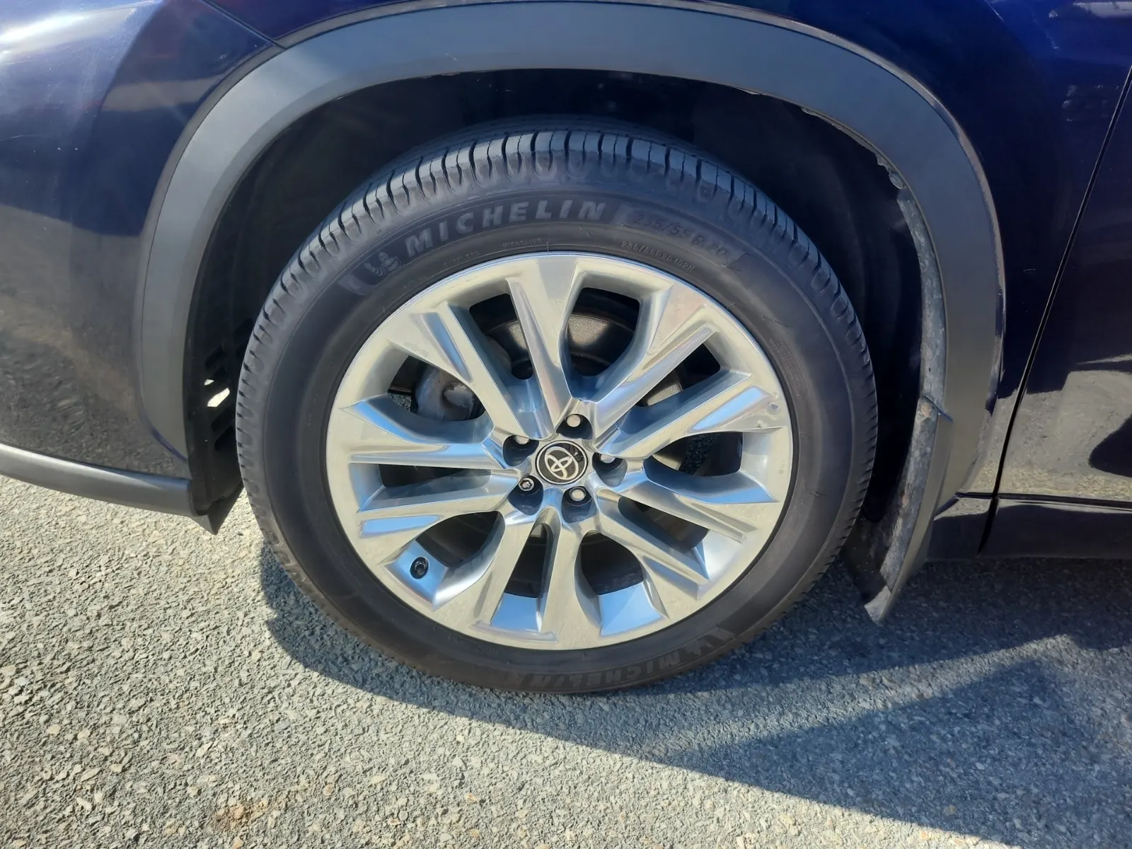 Front driver wheel/tire photo