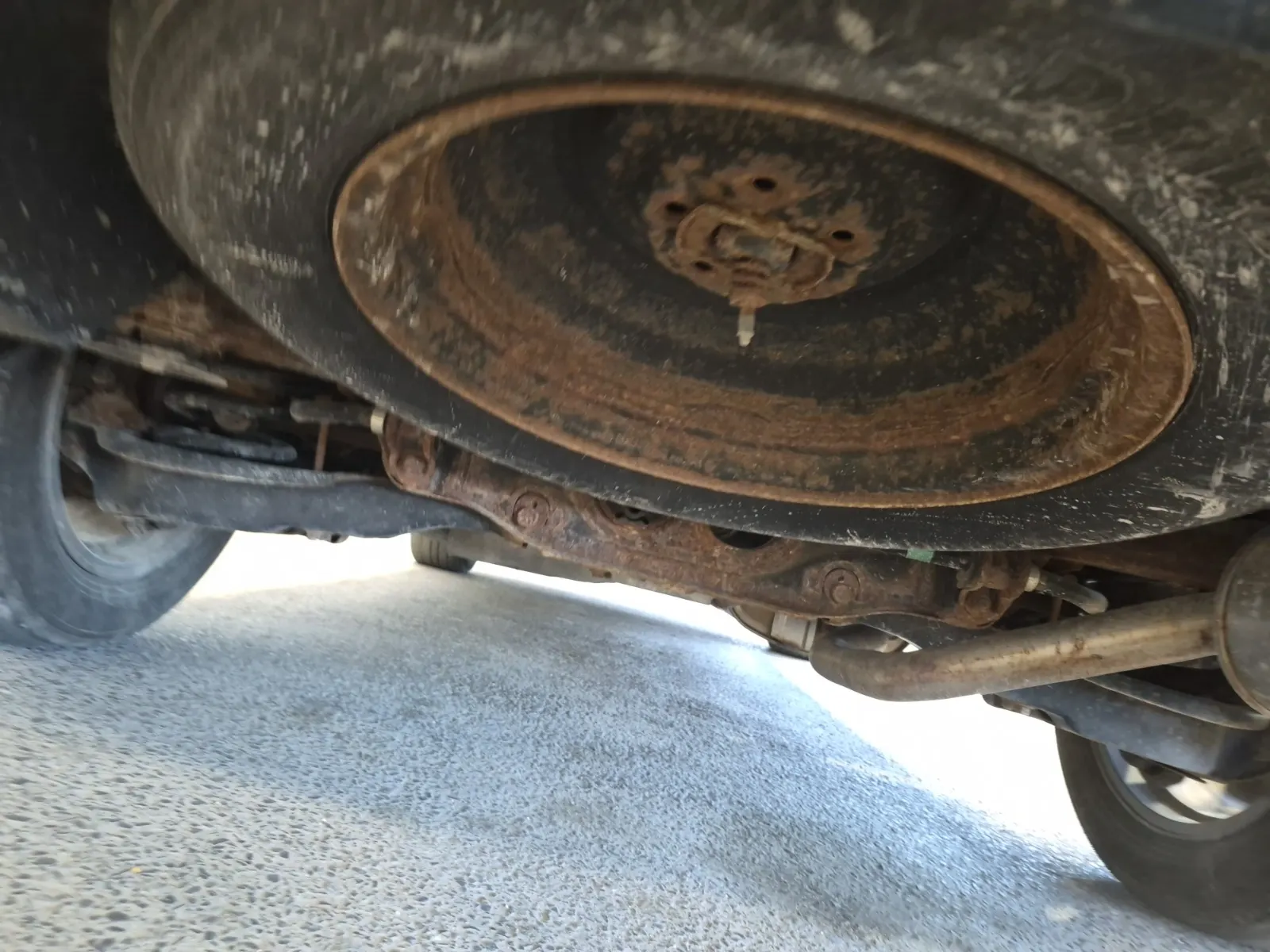 Undercarriage - Rear Photo