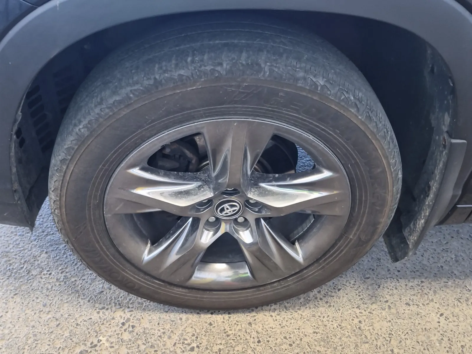 Front driver wheel/tire photo