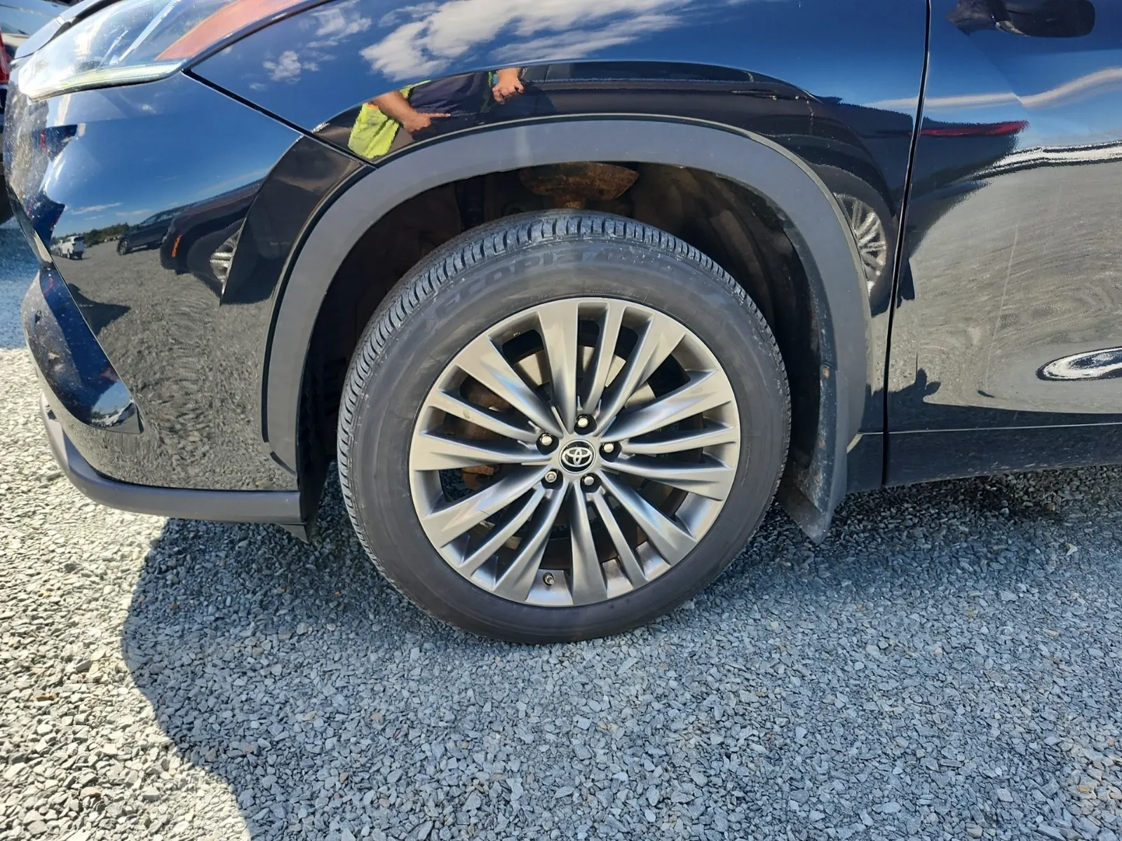 Front driver wheel/tire photo