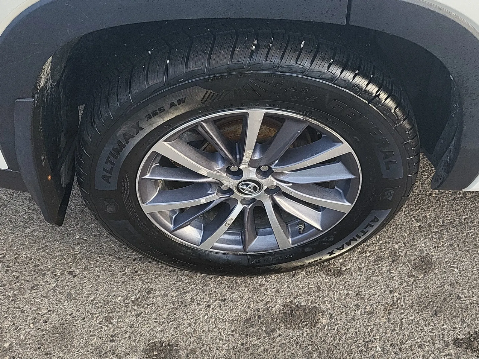Right Rear Wheel/Tire Photo
