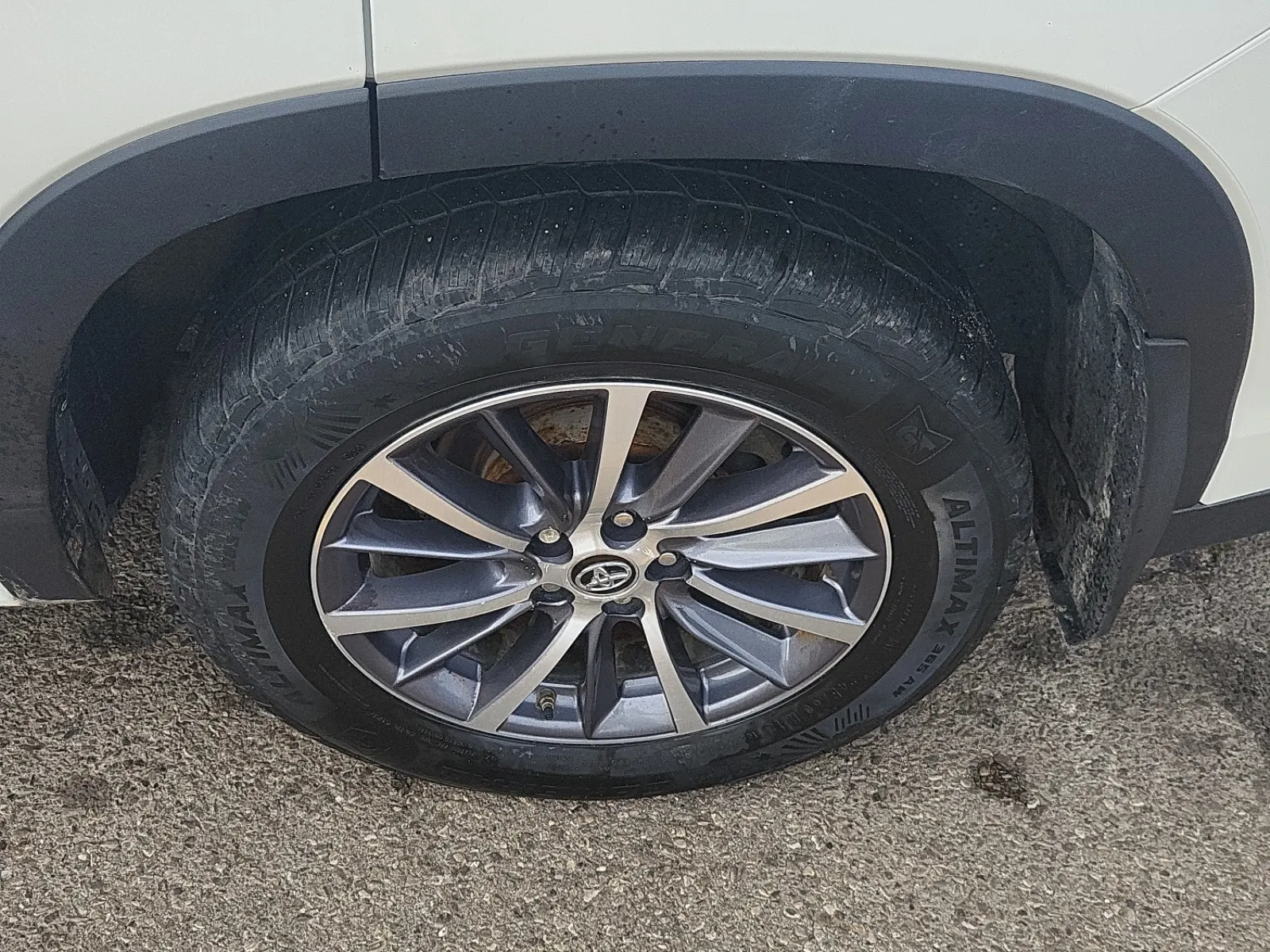 Left Rear Wheel/Tire Photo