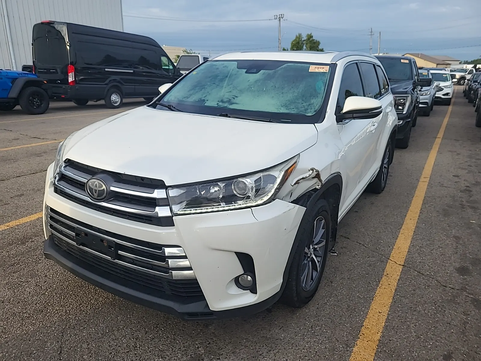 Front driver 3/4 photo