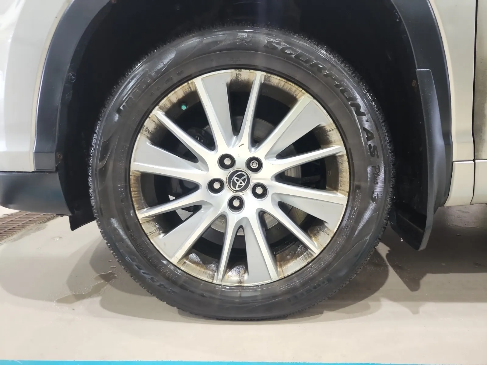 Front driver wheel/tire photo