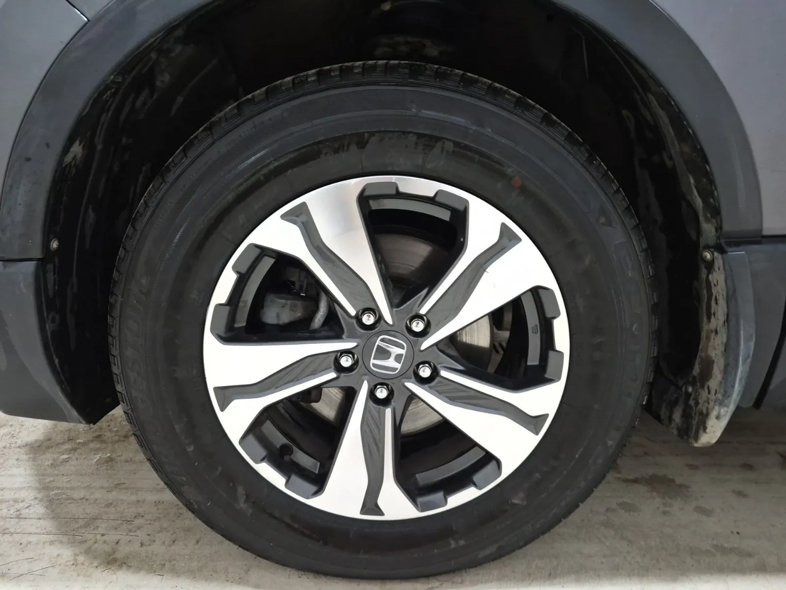 Front driver wheel/tire photo
