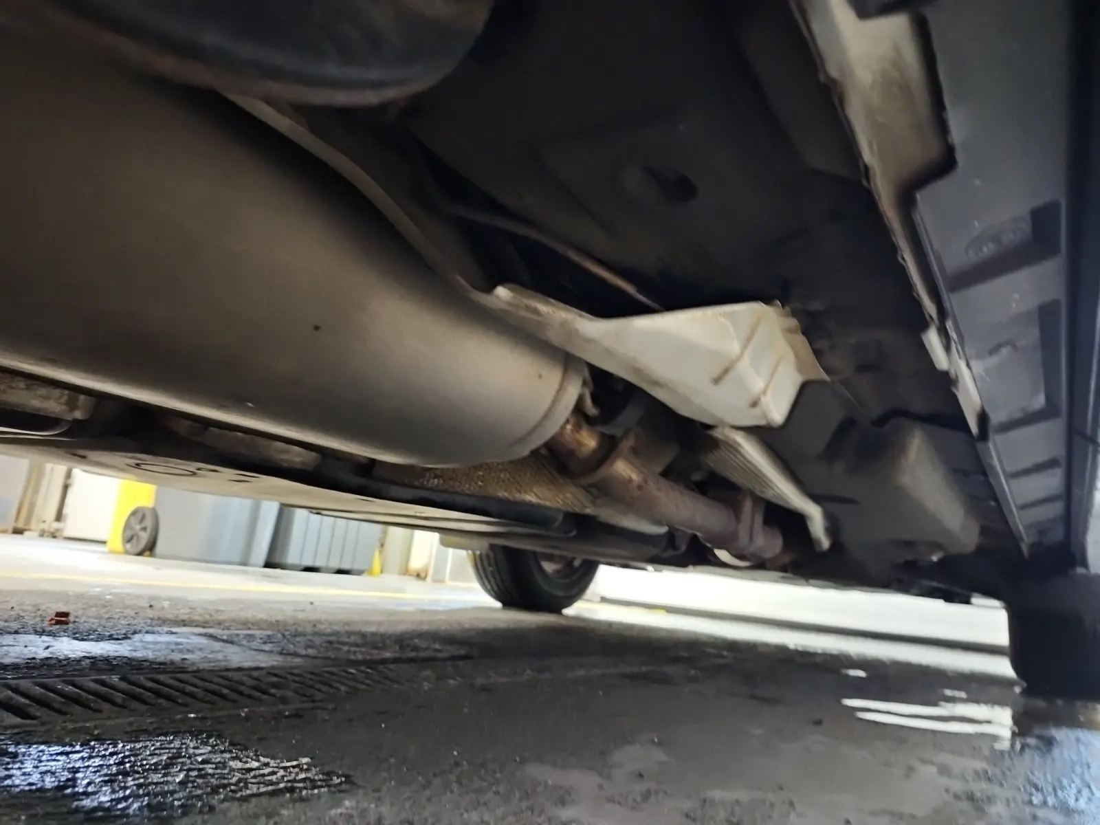 Undercarriage - Passenger Photo