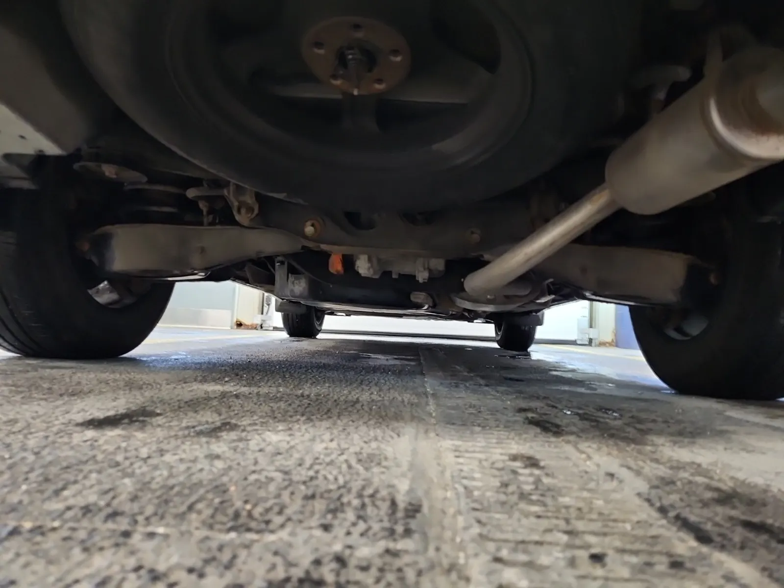 Undercarriage - Rear Photo