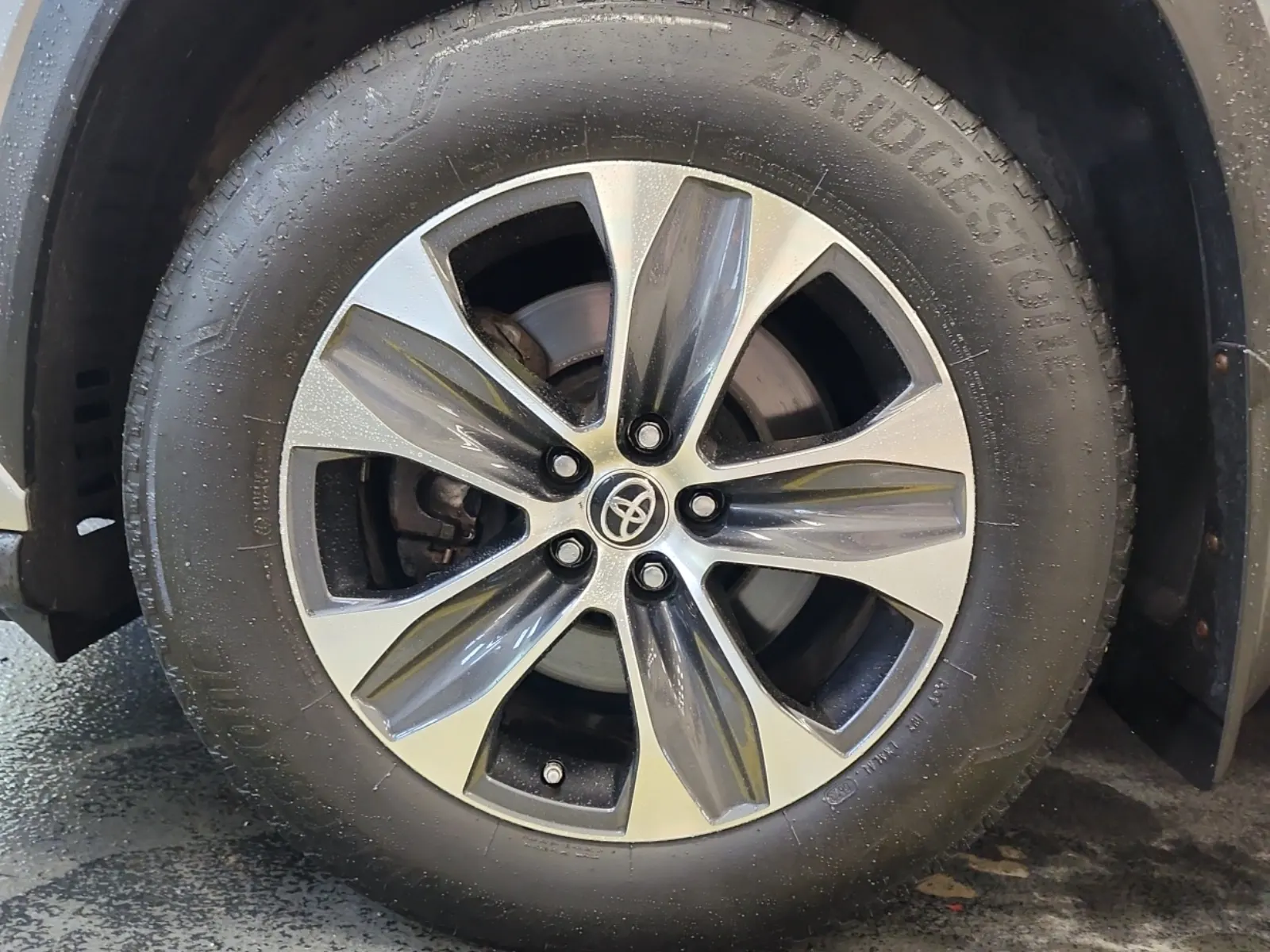 Front driver wheel/tire photo