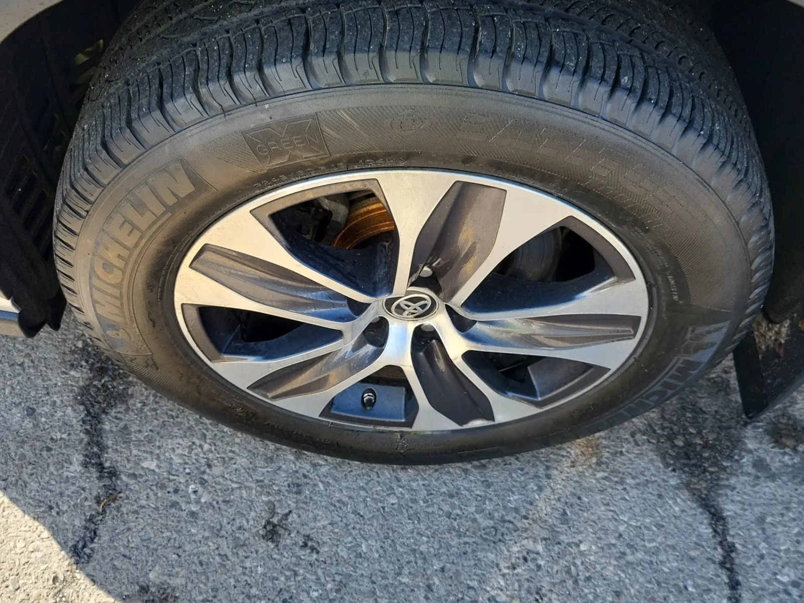 Front driver wheel/tire photo