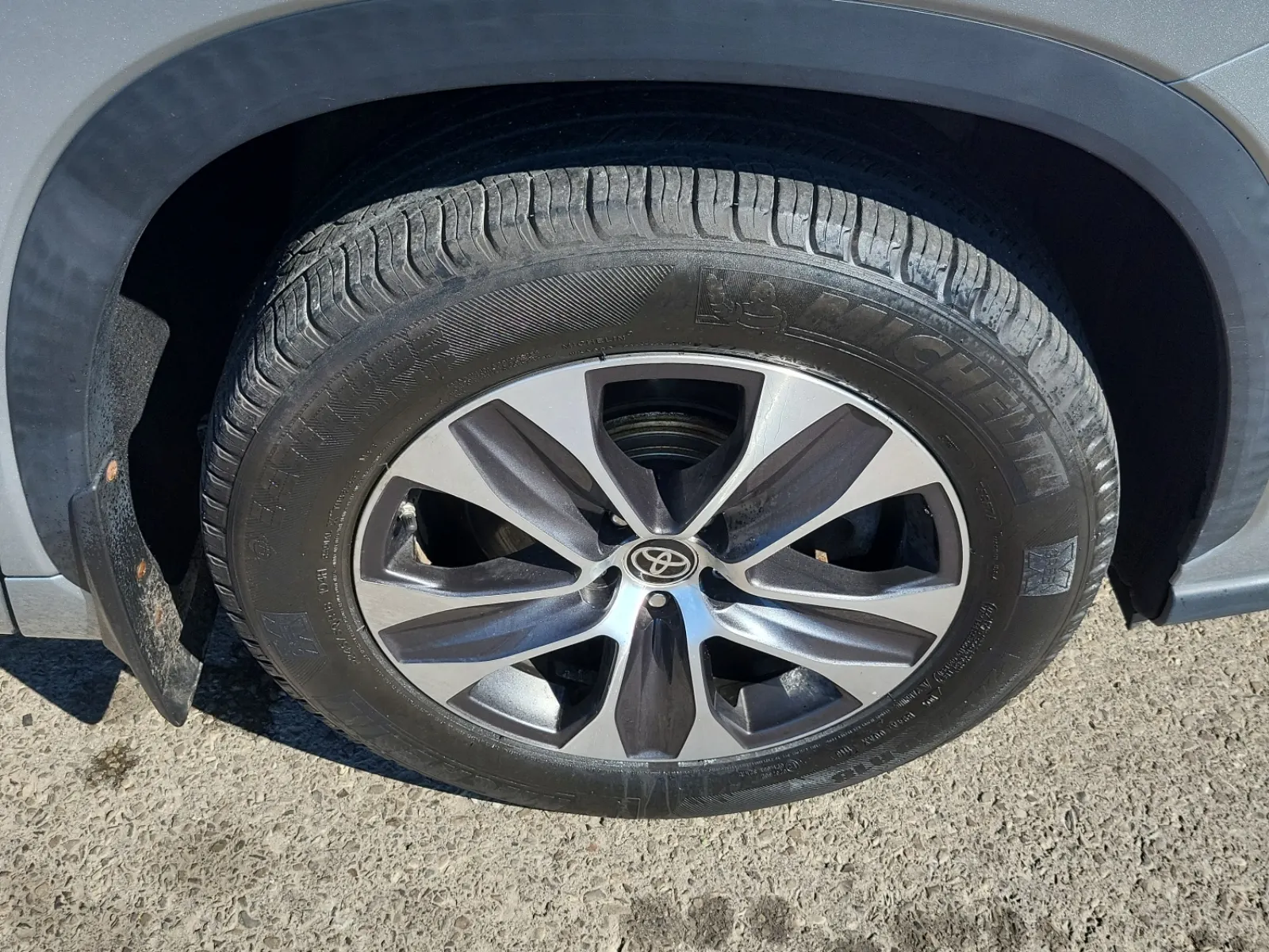 Right Front Wheel/Tire Photo
