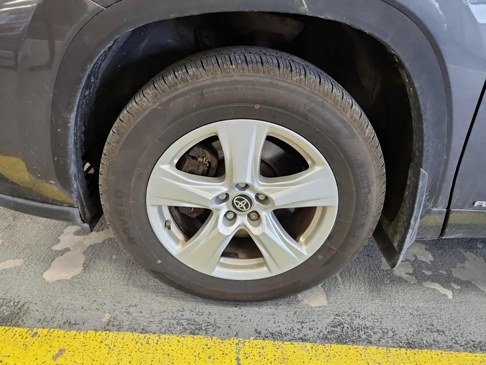 Front driver wheel/tire photo