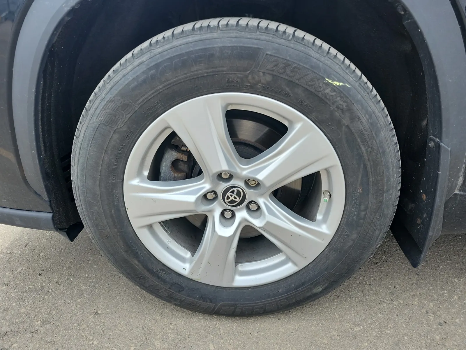 Front driver wheel/tire photo