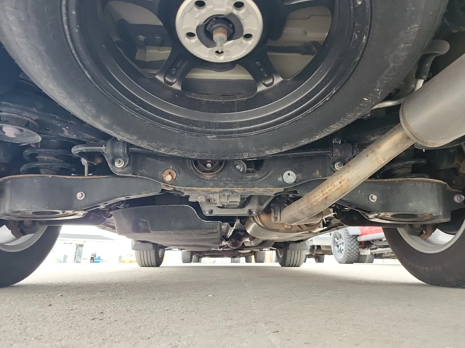 Undercarriage - Rear Photo