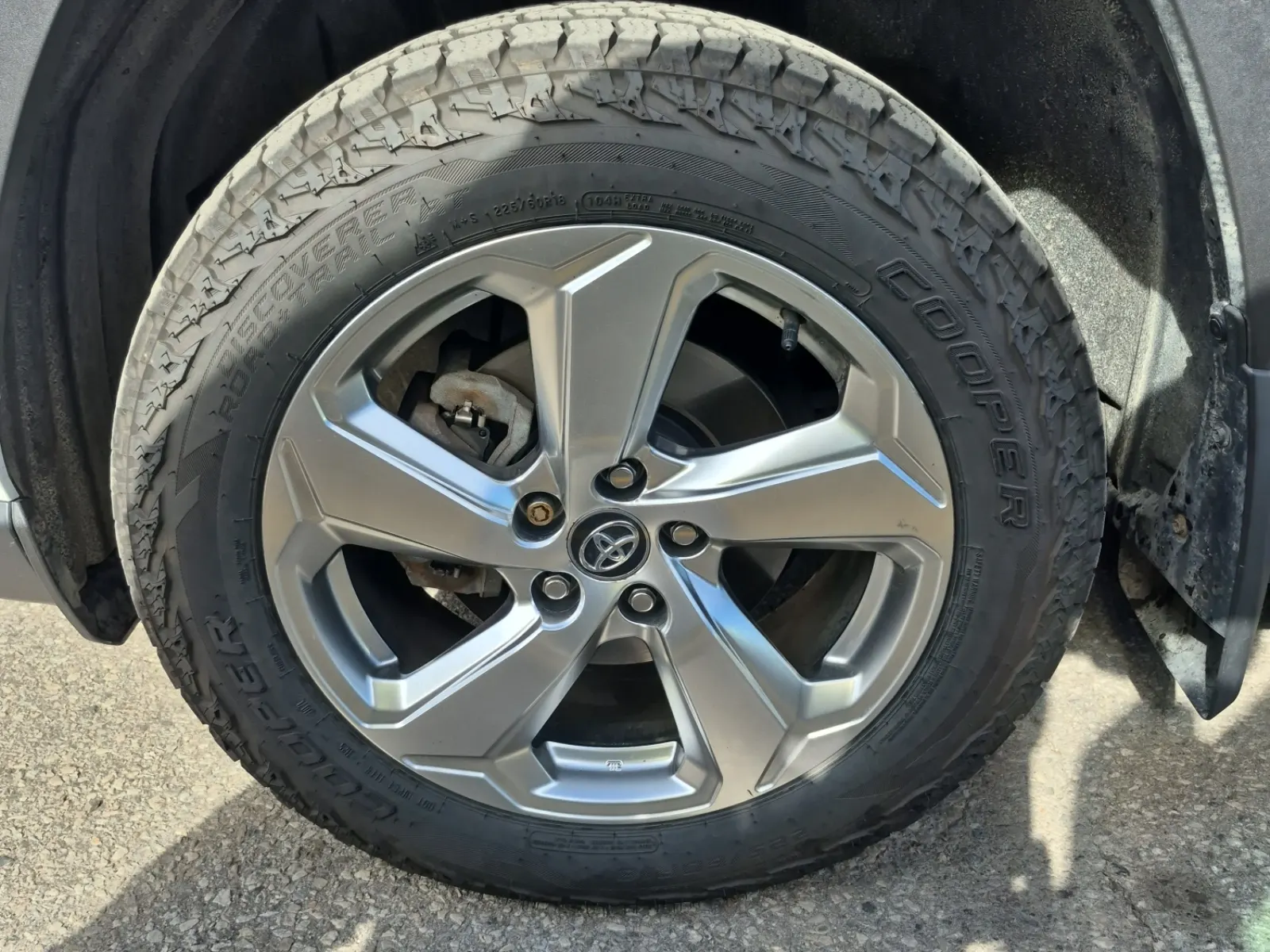 Front driver wheel/tire photo