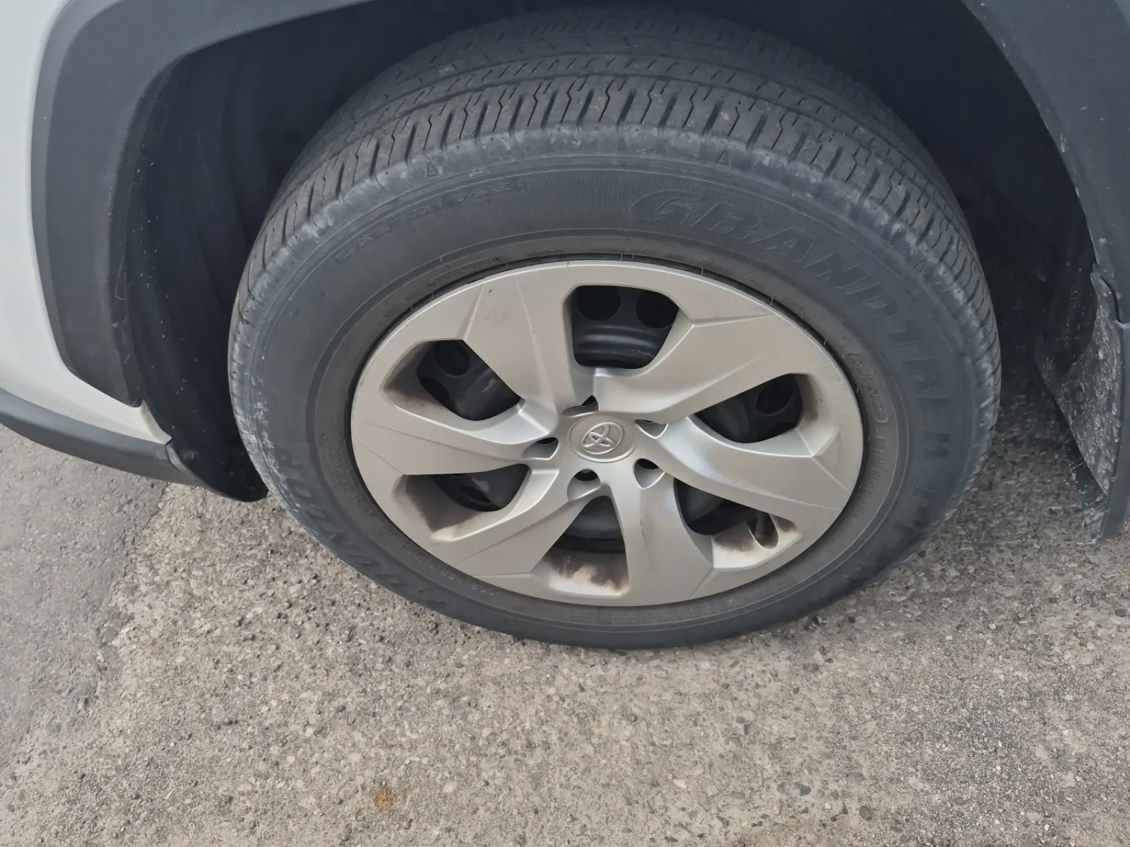 Front driver wheel/tire photo