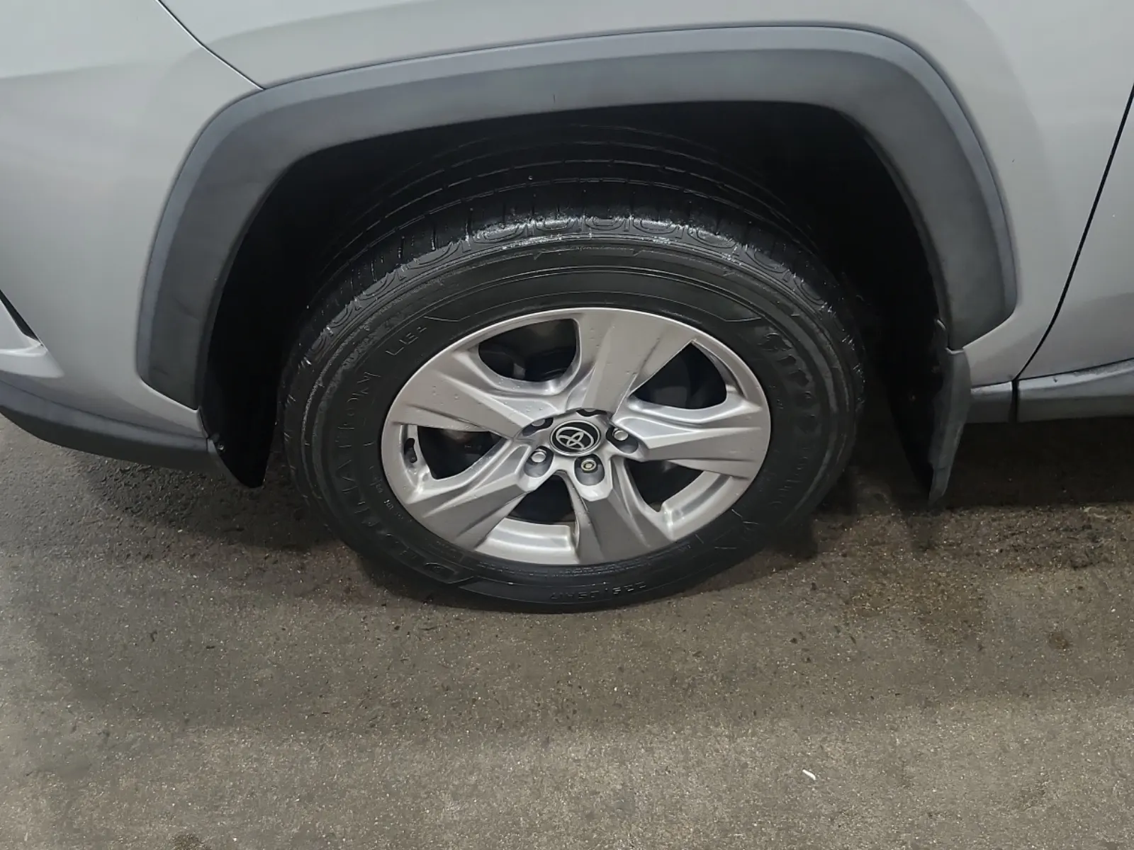 Front driver wheel/tire photo