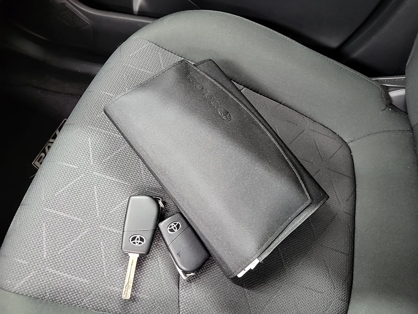 Keys/Fobs/Manual Photo