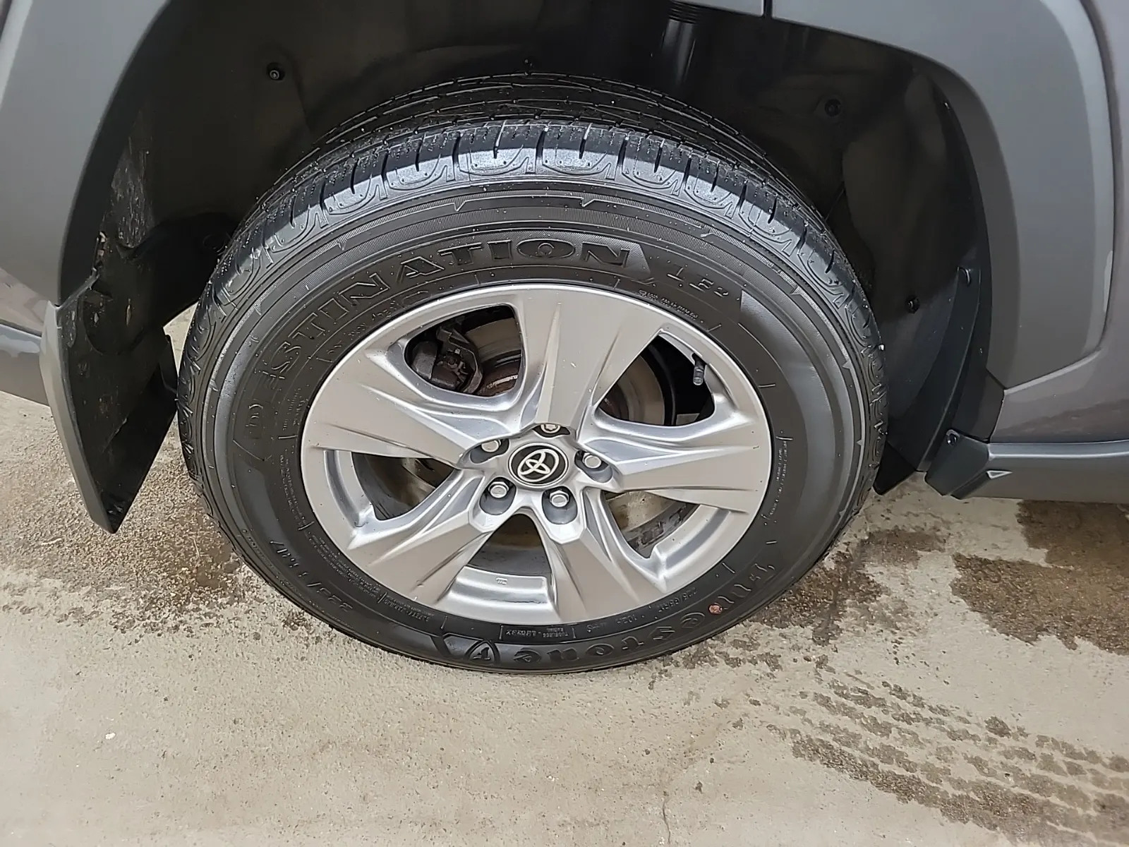Right Rear Wheel/Tire Photo
