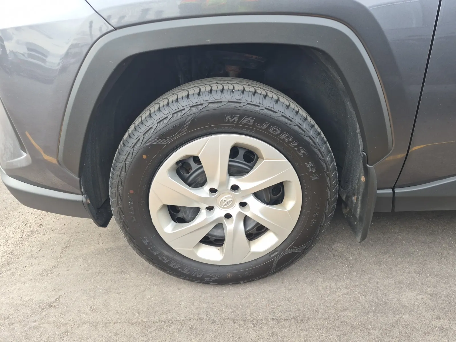 Front driver wheel/tire photo