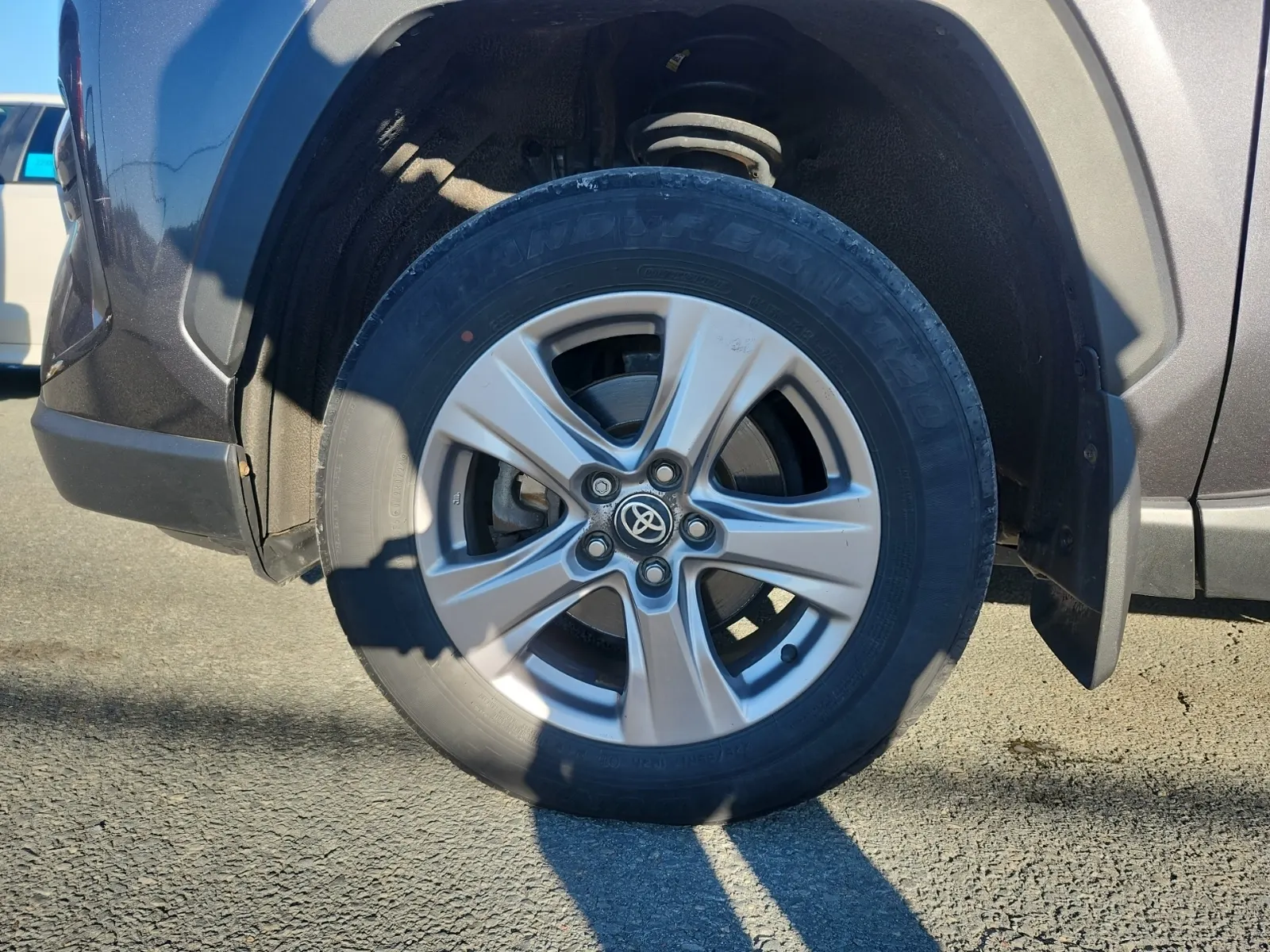 Front driver wheel/tire photo
