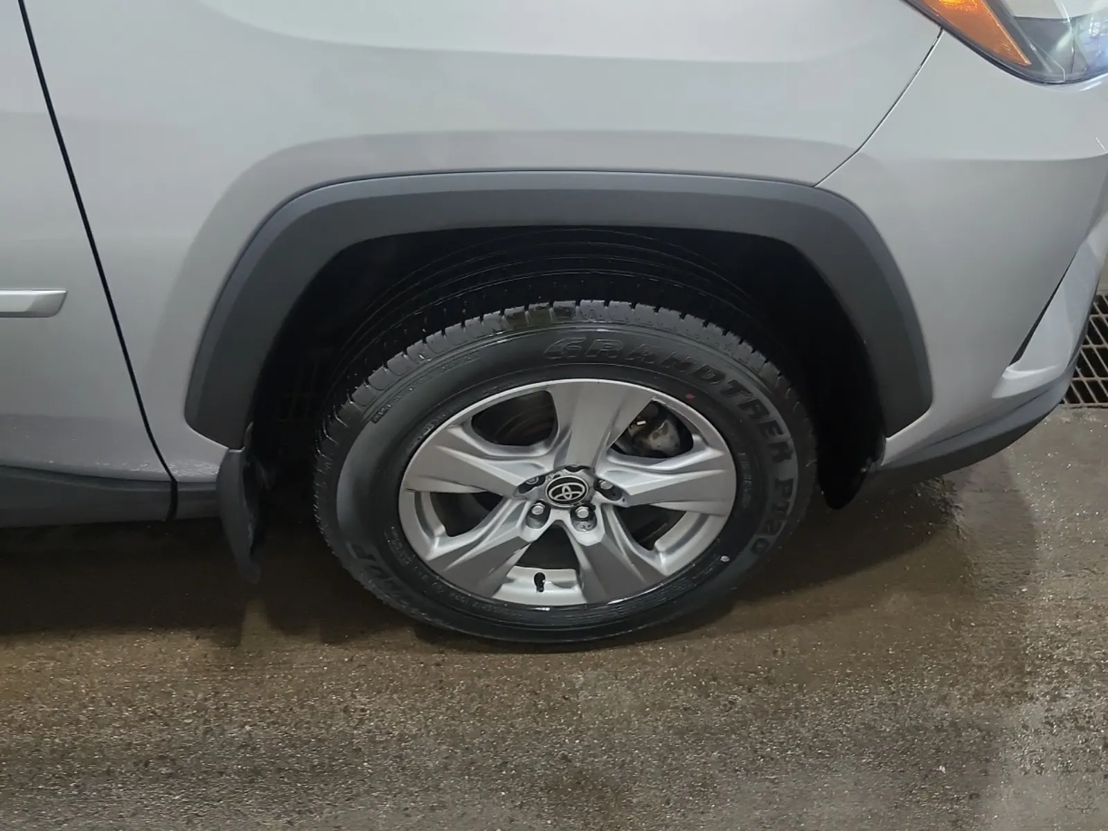 Right Front Wheel/Tire Photo
