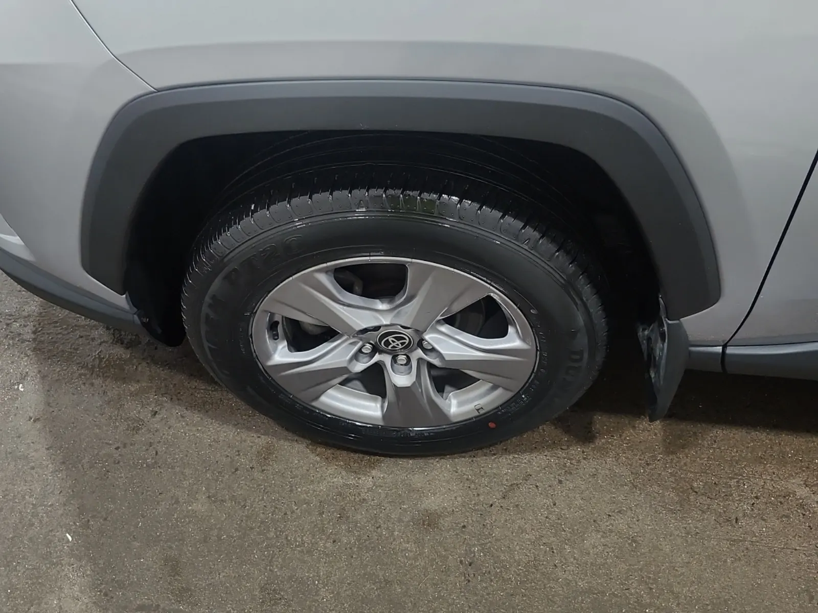 Front driver wheel/tire photo