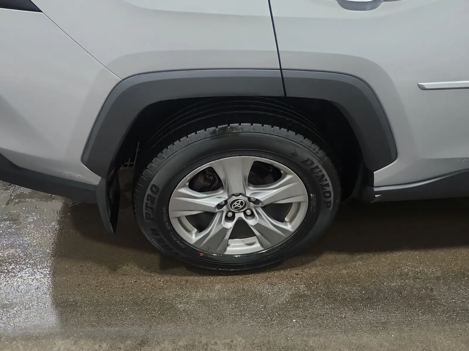 Right Rear Wheel/Tire Photo
