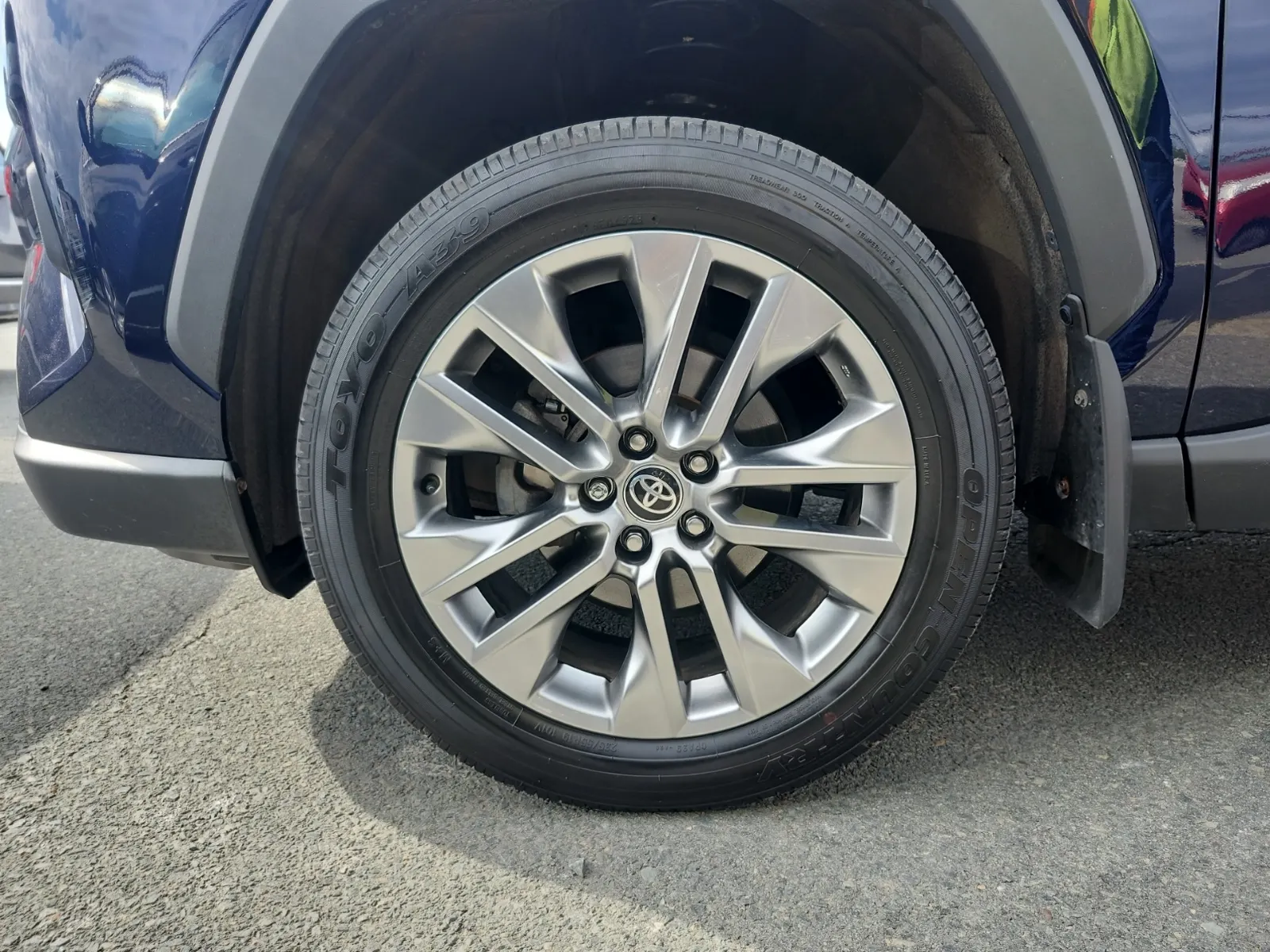 Front driver wheel/tire photo