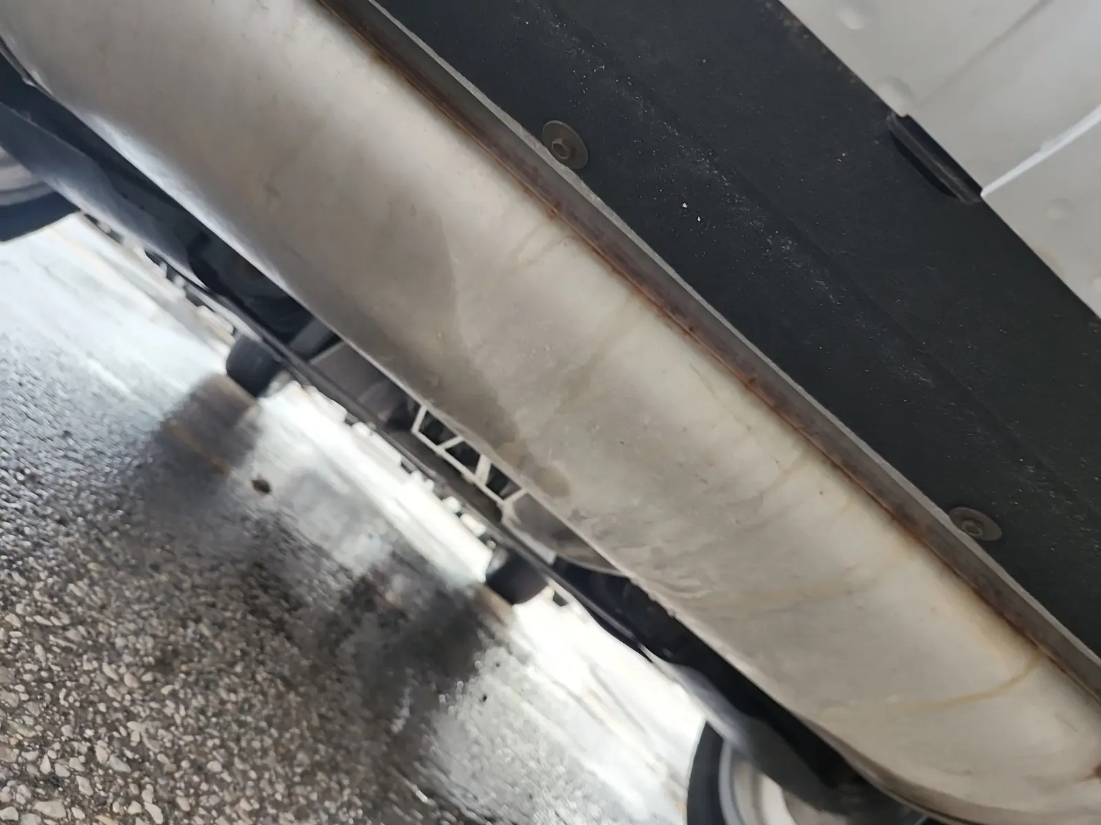 Undercarriage - Rear Photo