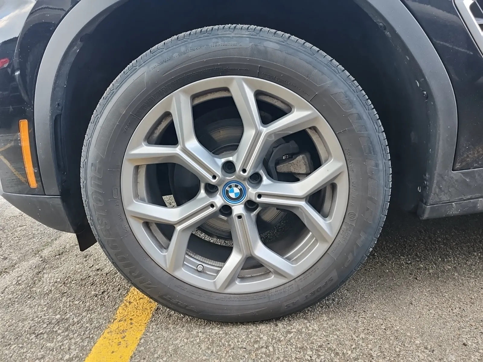 Front driver wheel/tire photo
