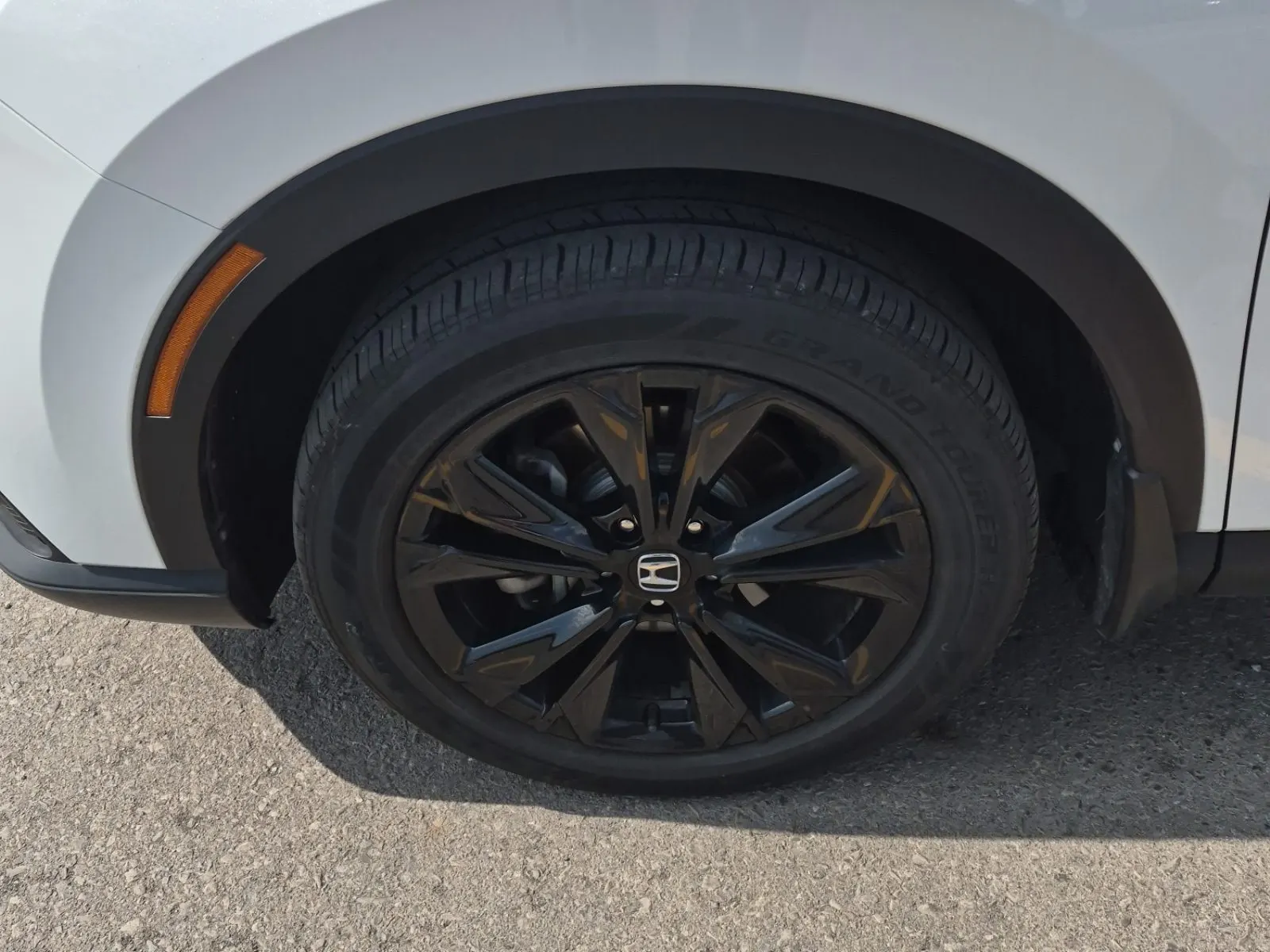 Front driver wheel/tire photo