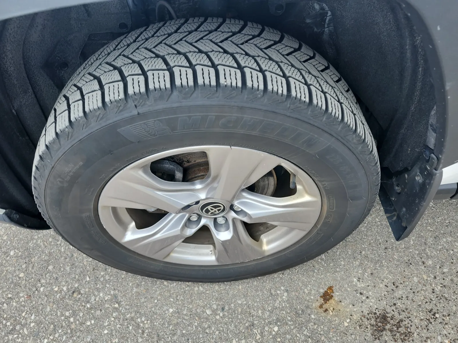 Front driver wheel/tire photo