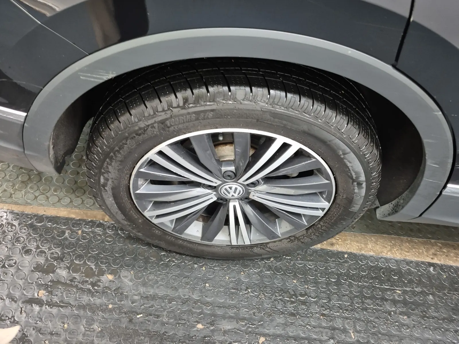 Right Rear Wheel/Tire Photo
