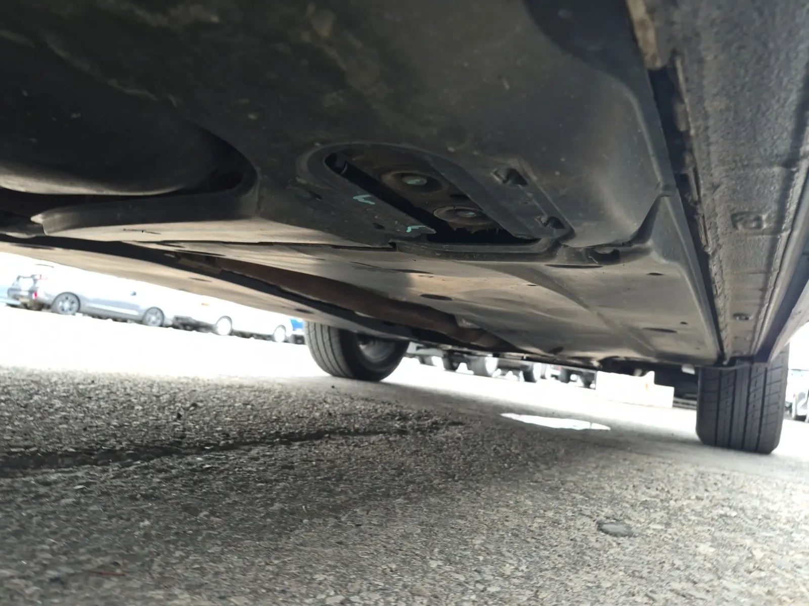 Undercarriage - Passenger Photo