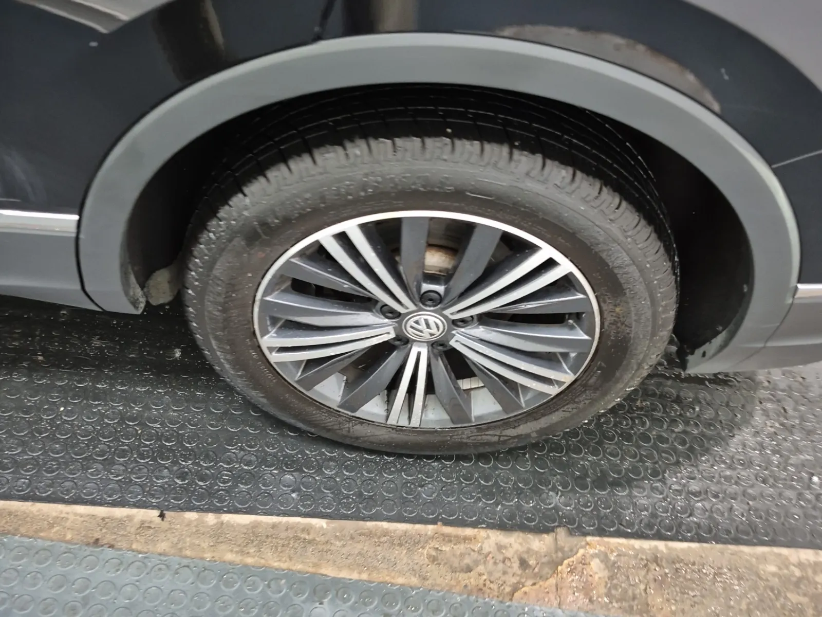 Left Rear Wheel/Tire Photo