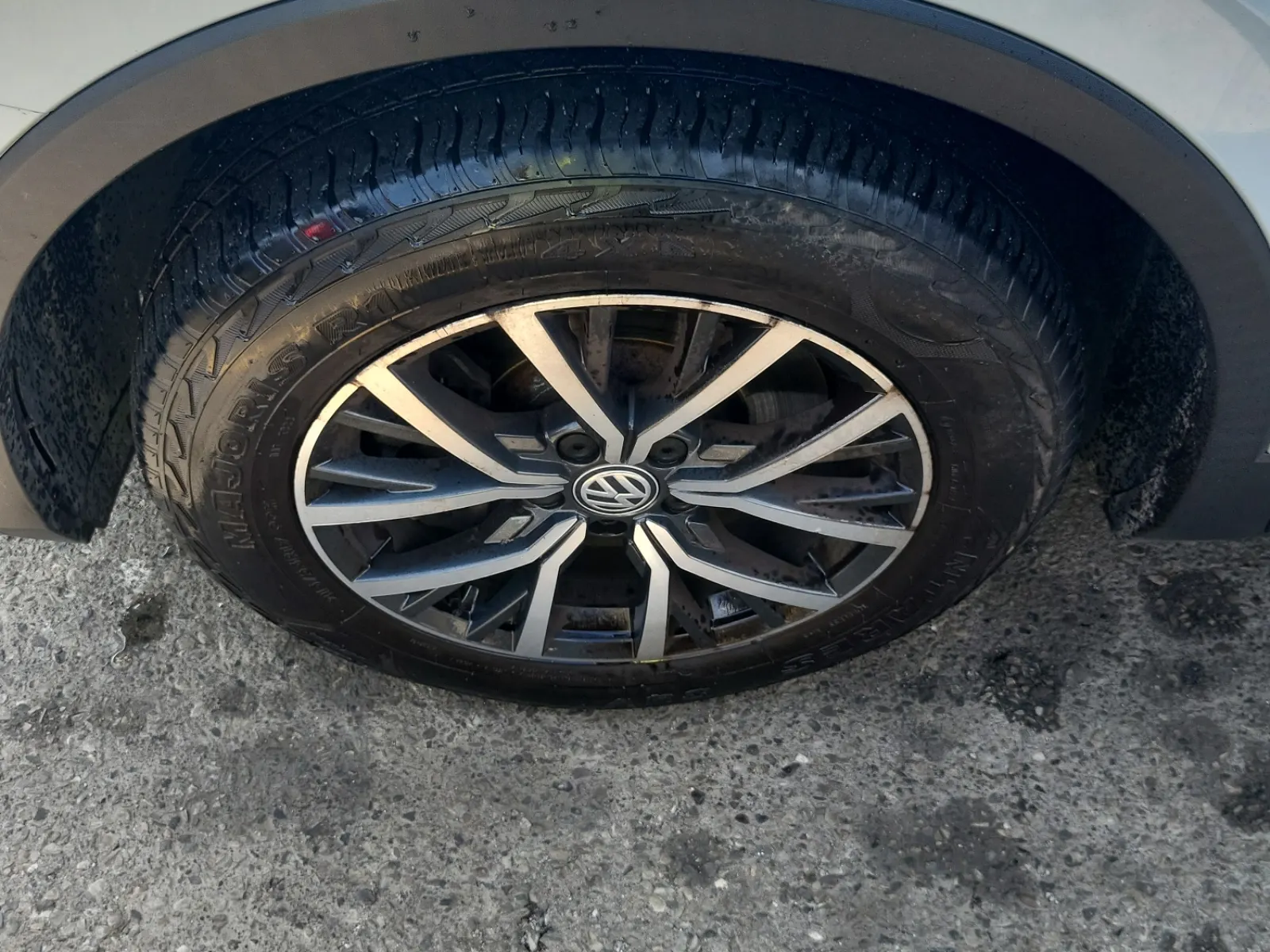 Front driver wheel/tire photo