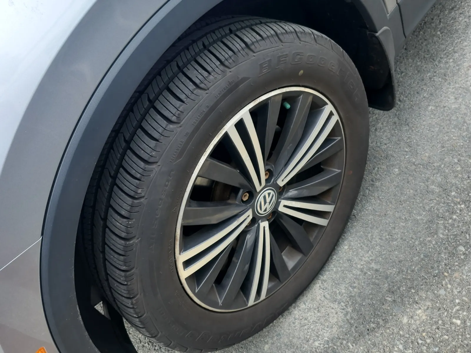 Front driver wheel/tire photo