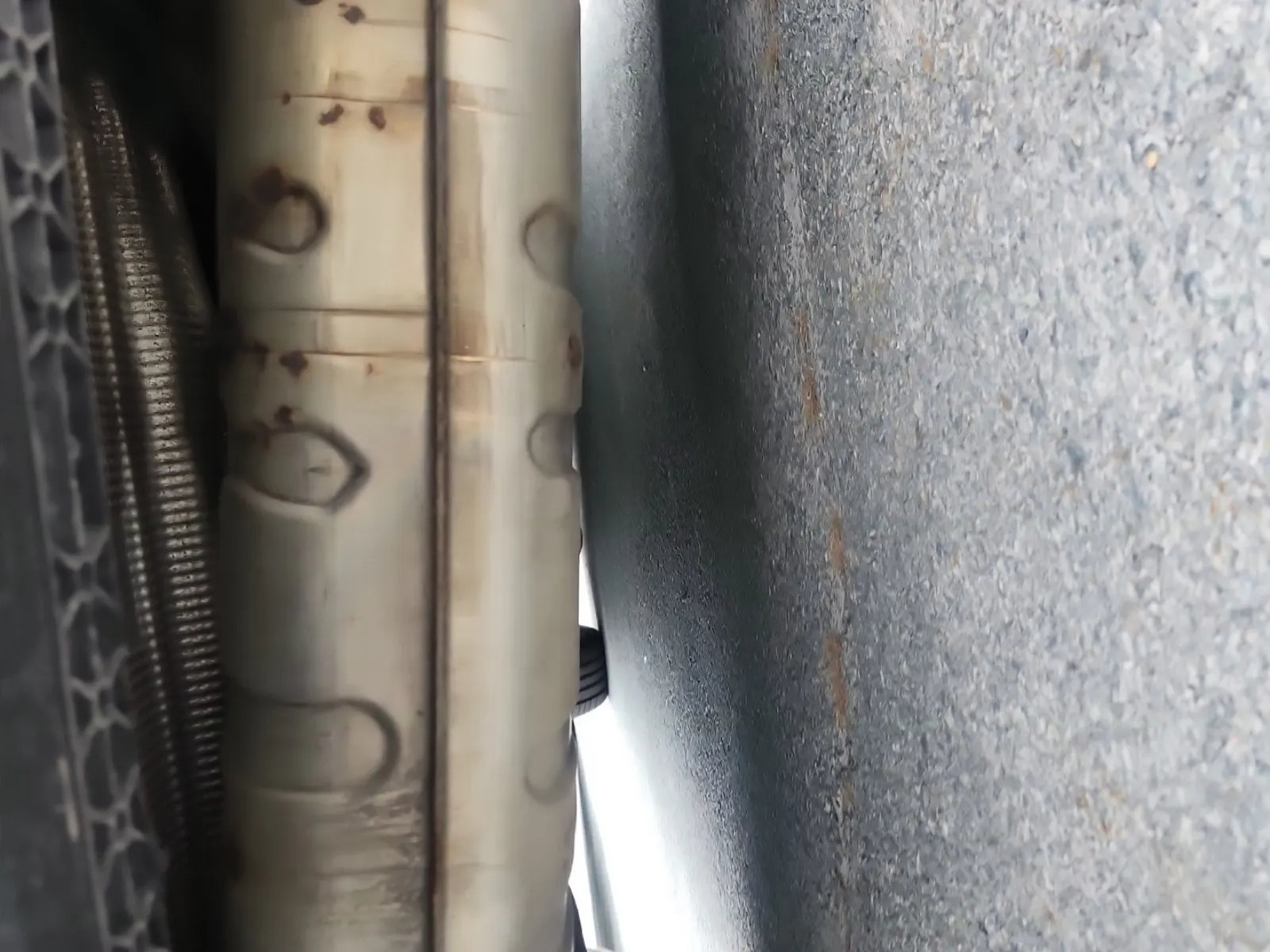 Undercarriage - Rear Photo