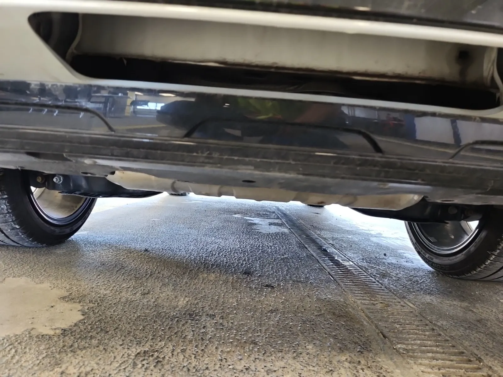 Undercarriage - Rear Photo