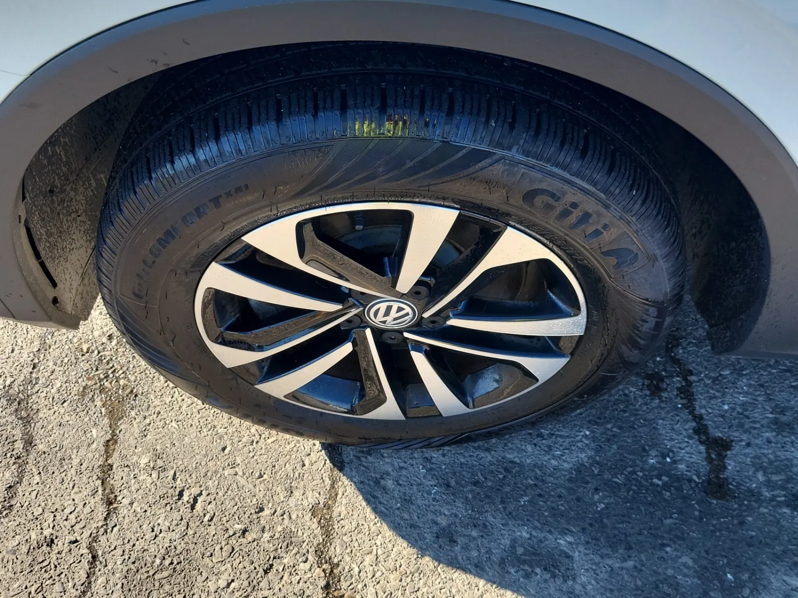 Front driver wheel/tire photo