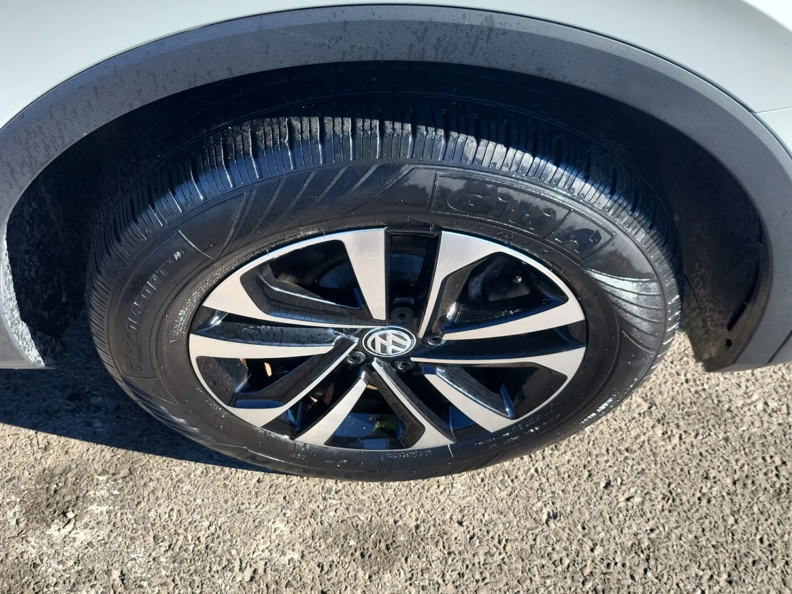 Right Front Wheel/Tire Photo