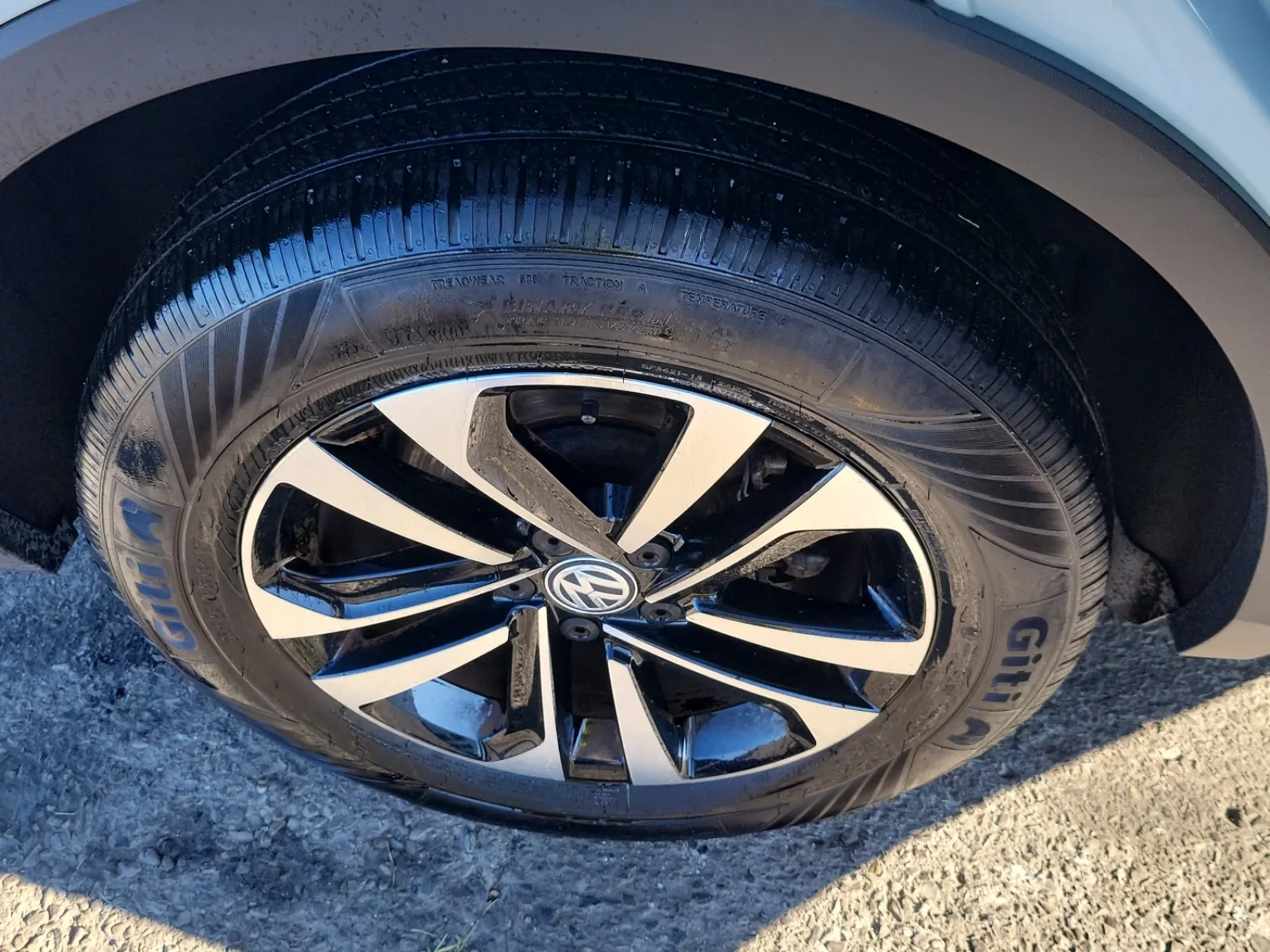 Right Rear Wheel/Tire Photo