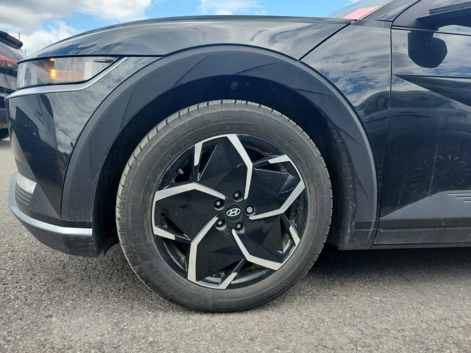 Front driver wheel/tire photo