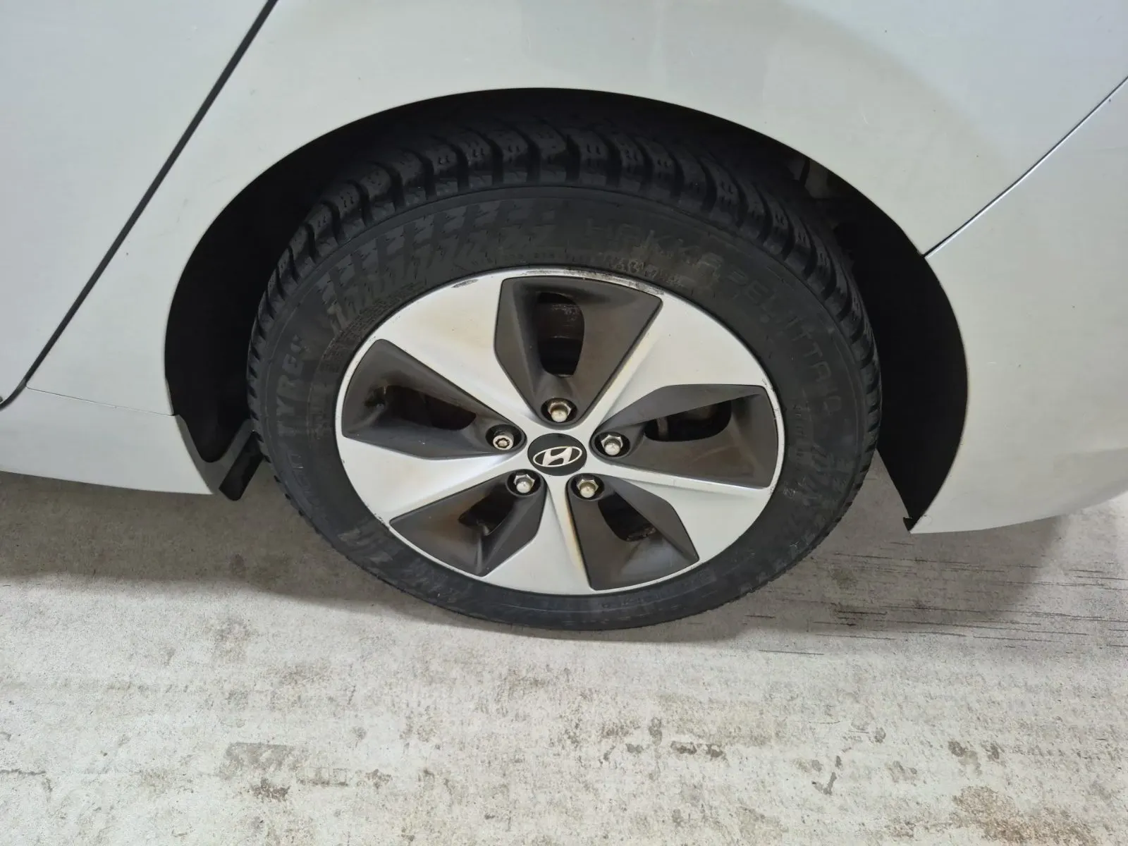 Left Rear Wheel/Tire Photo