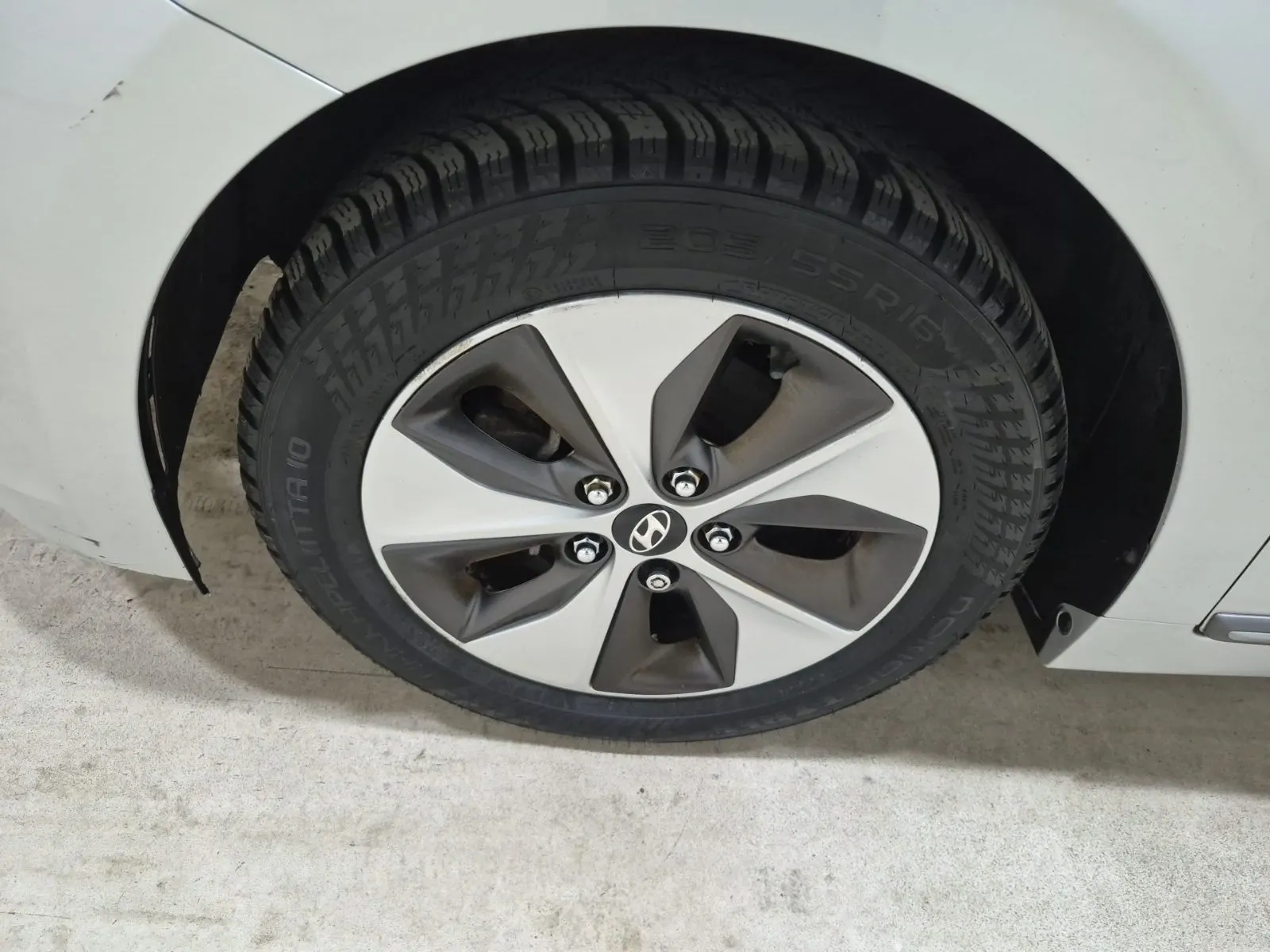 Front driver wheel/tire photo