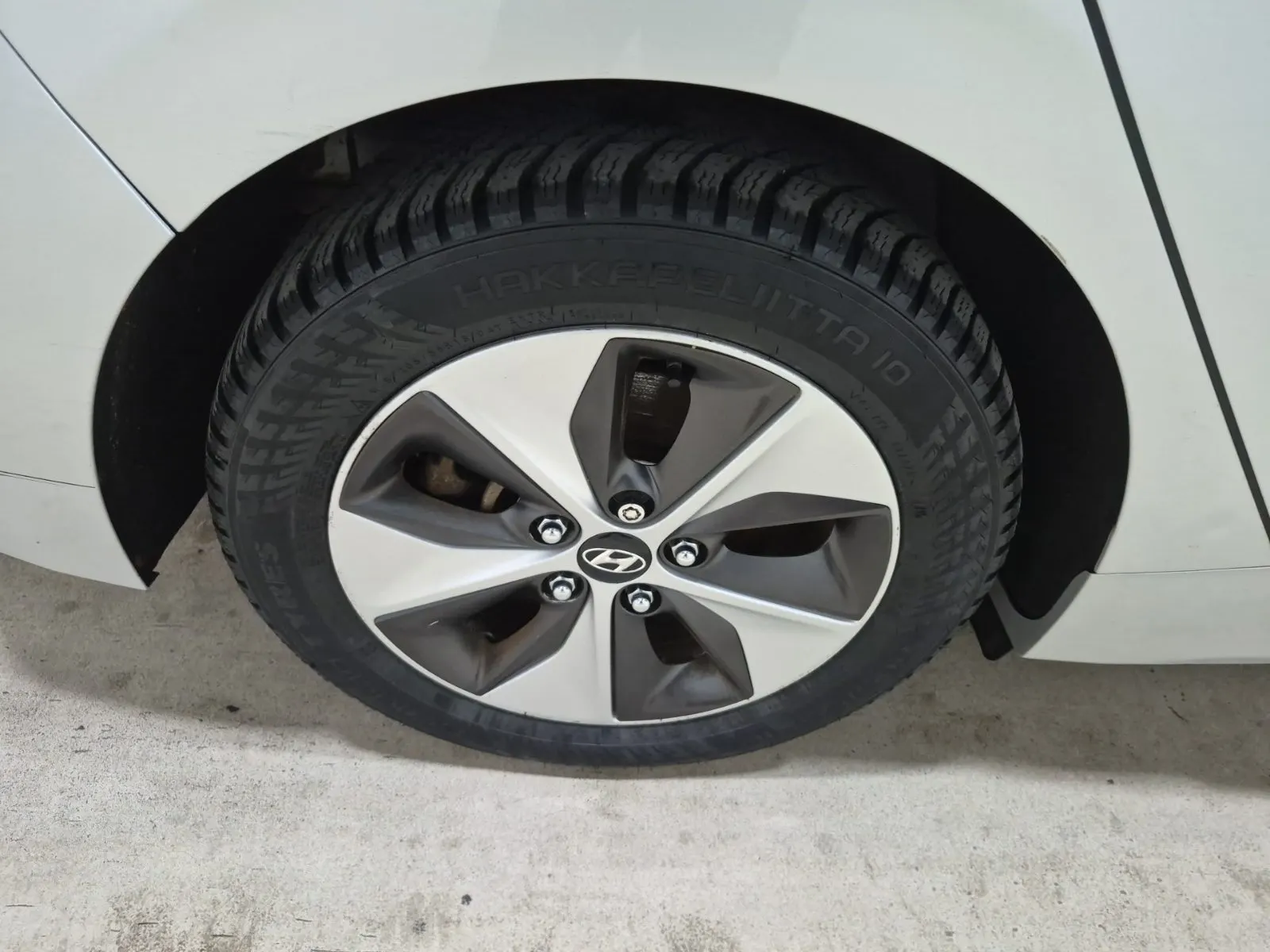 Right Rear Wheel/Tire Photo