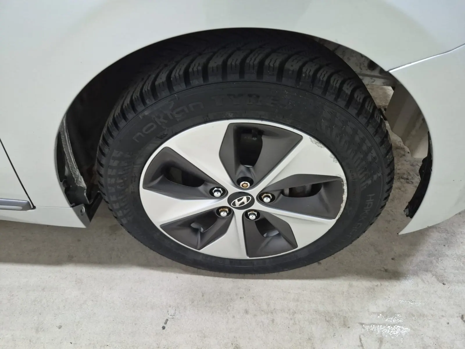 Right Front Wheel/Tire Photo
